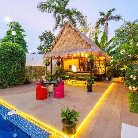 Sala Siem Reap Hotel Exterior foto The bar at the pool
